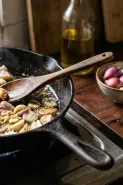 Begini cara membuat minyak gajih sapi, tambahkan bawang merah dan bawang putih biar makin gurih