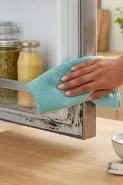 Bercak hitam di karet kulkas makin banyak? Coba bersihkan dengan bahan yang ada di dapur