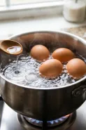 Tambahkan bahan ini saat merebus telur agar cangkang tidak pecah