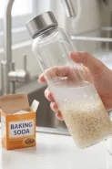 Mudah ditiru, trik membersihkan bagian dalam botol minum yang licin tanpa sikat khusus