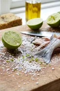 5 Trik menghilangkan bau amis talenan setelah potong ikan, ampuh cuma pakai bahan dapur
