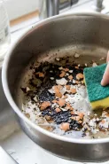 Cara membersihkan panci gosong tanpa bahan kimia, manfaatkan cangkang telur di rumah