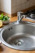 Tanpa bongkar pipa, ini cara menghilangkan bau got di wastafel dapur dengan bahan dapur