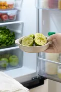 Sisa jeruk nipis di dapur bisa dimanfaatkan untuk mengurangi bau kulkas, begini langkahnya