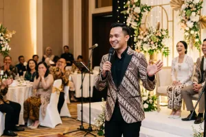 50 Pantun pernikahan lucu untuk MC dan sambutan pengantin