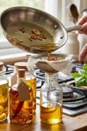 4 Cara memanfaatkan minyak bekas goreng bawang jadi minyak aromatik untuk masak