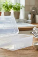 Awalnya bau sambal menyengat, kotak makan ini kembali segar setelah memakai trik sederhana