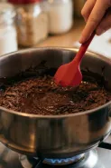 Cara melelehkan dark chocolate tanpa microwave, hack dapur untuk pemula