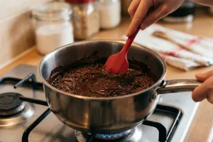 Cara melelehkan dark chocolate tanpa microwave, hack dapur untuk pemula