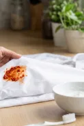 Baju putih kena sambal terasi? Jangan panik, coba 5 cara ini sebelum noda mengering