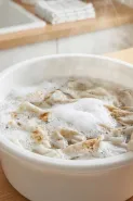 Malas sikat lap dapur yang berminyak? Coba cara praktis pakai dua bahan rumahan ini