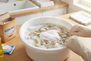 Malas sikat lap dapur yang berminyak? Coba cara praktis pakai dua bahan rumahan ini