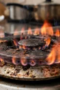 Api kompor merah dan tidak merata? Bersihkan burner pakai bahan dapur lewat 5 cara ini