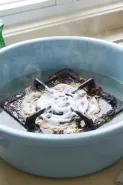 Trik mudah merontokkan kerak hitam tatakan kompor tanpa sikat keras