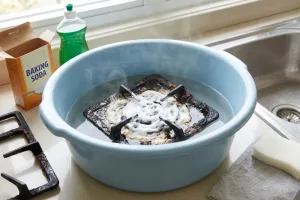 Trik mudah merontokkan kerak hitam tatakan kompor tanpa sikat keras