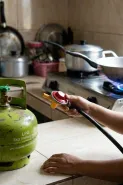 Kenapa api kompor gas tidak besar meski sudah full? Ini penjelasan dan trik mengatasinya