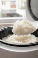 Kalau nasi sering jadi kerak di rice cooker, coba kebiasaan sederhana ini setelah tombol warm menyala