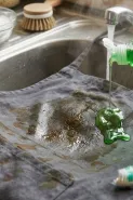 Cara mencuci celemek dapur yang penuh noda minyak agar bersih dan tidak bau apek