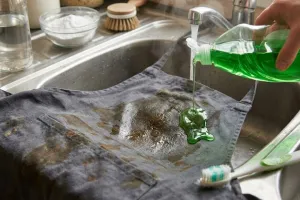 Cara mencuci celemek dapur yang penuh noda minyak agar bersih dan tidak bau apek