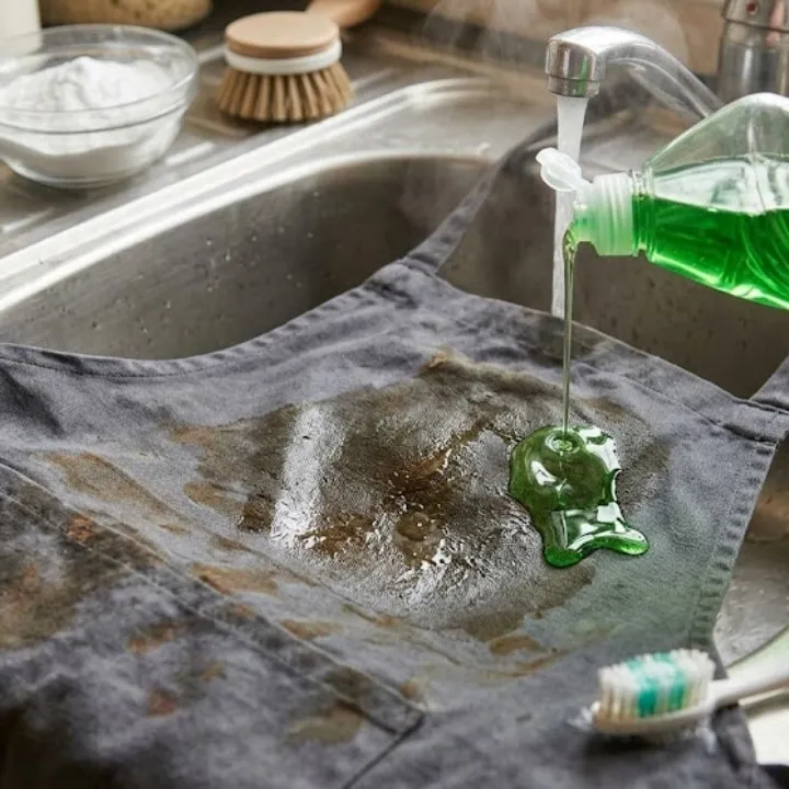 Cara mencuci celemek dapur yang penuh noda minyak agar bersih dan tidak bau apek