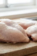 Masih ada bulu halus di ayam? Jangan dicabut satu-satu, coba 3 cara sederhana ini