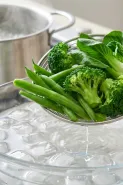 Sebelum merebus sayur hijau, coba trik sederhana ini agar warnanya tetap cerah dan tidak cepat kusam