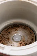 Cara membersihkan kerak pemanas rice cooker yang bisa bikin nasi cepat basi