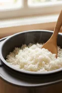 Nasi sering lengket di dasar rice cooker? Kebiasaan ini ternyata jadi penyebabnya