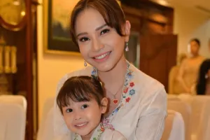 Rossa resmi perkenalkan putrinya yang berusia 2 tahun, Raina Mikayla Almahyra