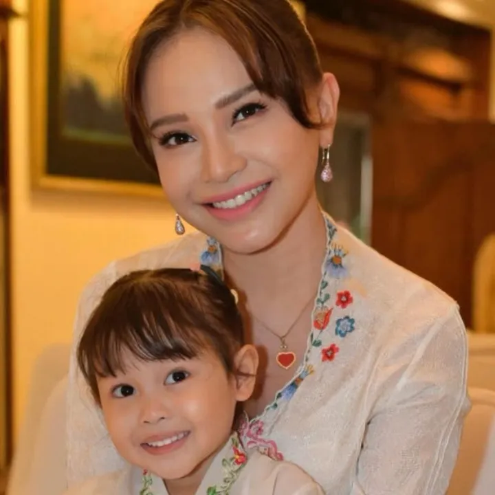 Rossa resmi perkenalkan putrinya yang berusia 2 tahun, Raina Mikayla Almahyra