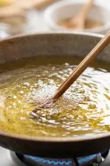 Cara mengetes minyak sudah panas atau belum, kenali tanda yang tepat sebelum mulai menggoreng