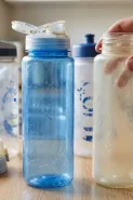 Kapan botol minum plastik harus dibuang? Cek tanda ini di botol kamu