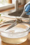 Cara membersihkan gunting dapur yang seret biar kembali lancar tanpa karat