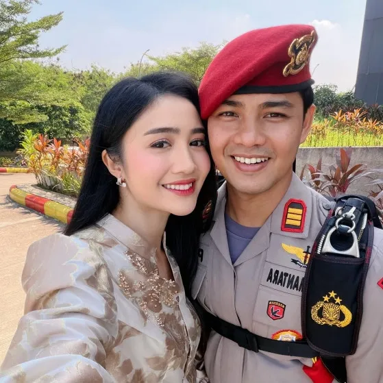 Bangganya Febby Rastanty jadi istri skydiver, sabar tunggu suami mendarat selamat saat HUT ke-80 Polri