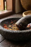Cara membersihkan cobek batu yang mulai menyimpan bau bawang dan cabai tanpa memakai sabun berlebihan