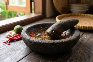 Cara membersihkan cobek batu yang mulai menyimpan bau bawang dan cabai tanpa memakai sabun berlebihan