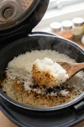 Kenapa nasi di rice cooker cepat berkerak di bagian bawah? Begini cara mencegahnya