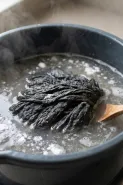 Cara praktis mencuci kain pel hitam jadi bersih modal bahan dapur, tanpa perlu dikucek