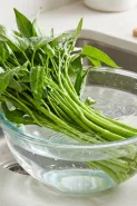 Cara cuci kangkung supaya bebas ulat dan tidak cepat menghitam saat ditumis