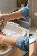 Cara mencuci kain pel yang berminyak setelah mengepel dapur, cukup pakai tambahan 1 bahan dapur