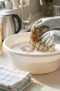 Trik membersihkan lap dapur penuh minyak tanpa merusak mesin cuci