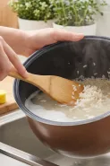 Bye serabut kawat! Ini cara membersihkan kerak nasi lengket tanpa bikin panci lecet