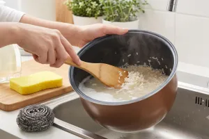 Bye serabut kawat! Ini cara membersihkan kerak nasi lengket tanpa bikin panci lecet