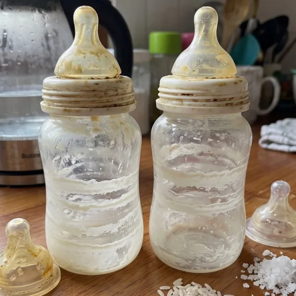 Ibu-ibu wajib tahu, cara menghilangkan kerak botol susu tanpa sabun kimia berlebih