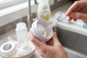 Cara membersihkan bagian ulir tutup botol susu yang sering jadi sarang kerak, cukup fokus di sela-sela
