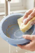 Cara mencuci mangkuk silikon bayi yang terasa licin akibat lemak makanan tanpa menggosok terlalu keras