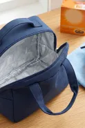 Cara membersihkan tas bekal bagian dalam yang terkena tumpahan makanan agar tidak bau dan berjamur