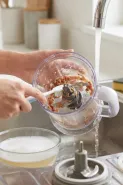 Cara membersihkan blender MPASI setelah menghaluskan daging agar tidak meninggalkan bau