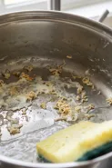 Putih telur lengket di panci bekas masak mi instan? Begini cara membersihkannya