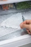  Freezer lebih rapi dan mudah dibersihkan, coba trik plastik buat kulkas tanpa tombol pencair bunga es